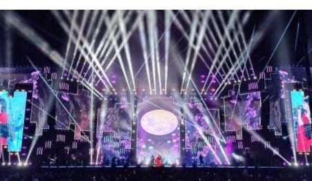 Escenario de arena en Monterrey con pantalla LED principal y pantallas laterales