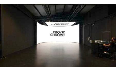 Sala de proyección con un muro LED que ocupa la pared completa