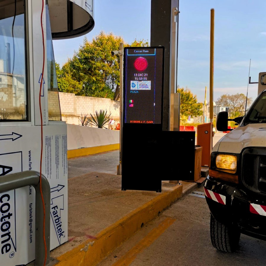 Tótem LED de exterior instalado en la caseta de cobro de Palmillas, mostrando información al automovilista