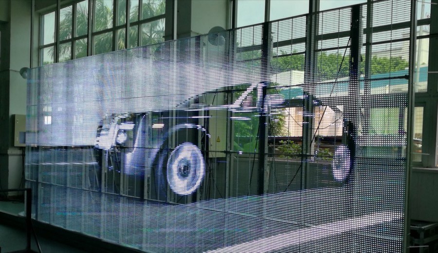 Muro LED de ocho metros en el piso de exhibición de una concesionaria automotriz