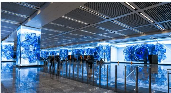 Muro LED curvo en el vestíbulo de acceso de un centro de convenciones, a lo largo de los filtros de entrada