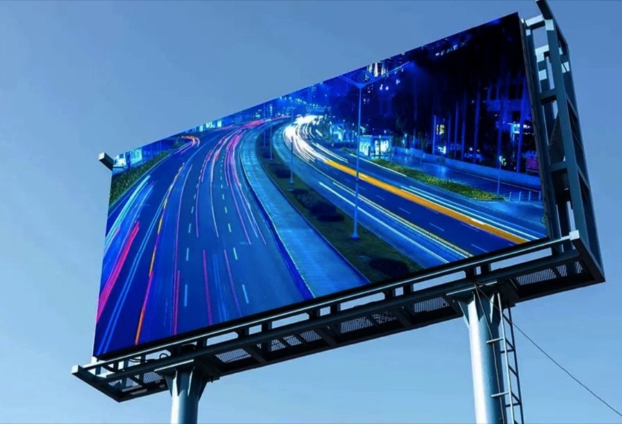 Espectacular LED de doce por ocho metros instalado a un costado de una vialidad