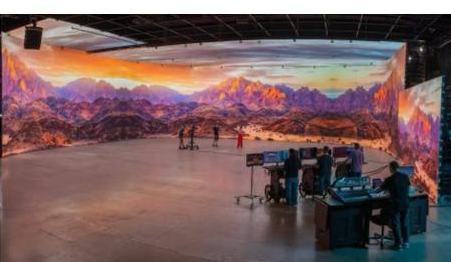 Muro LED panorámico en un foro de eventos en Guadalajara, con operadores frente a la pantalla