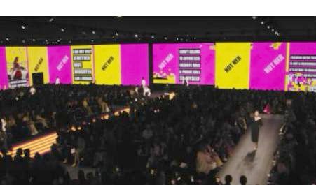 Pantallas LED perimetrales sobre una audiencia numerosa en un recinto de eventos
