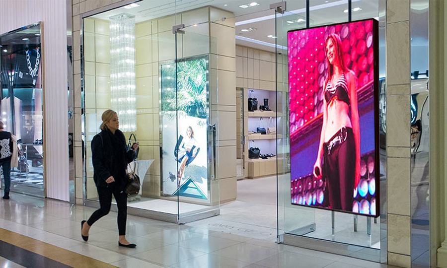 Tótem LED vertical de piso en el pasillo de un centro comercial